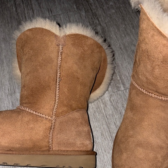 UGG Bailey buckle ankle boots tan suede w Cream sheepskin wool lining - Picture 9 of 12